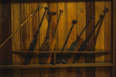 Sarawak 'ın Sarawak Kültür Köyü' ndeki etnik ailelerden biri olan geleneksel Melanau People evinin içi.