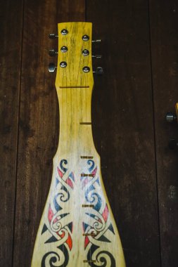 Sape (sampek, sampeh, sapek), Orang Ulu ve nehrin yukarısındaki pek çok ırmağın geleneksel lavtası, çoğunlukla 