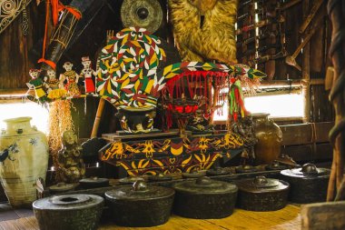 Geleneksel Ibanlı halkı, Sarawak 'taki en büyük etnik gruplardan biri.