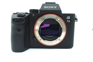 Sony A7 mark III izole edilmiş beyaz arka planda. Bu 2018 yılının aynasız kamerası çok küçük boyutta aynasız bir kameradır.