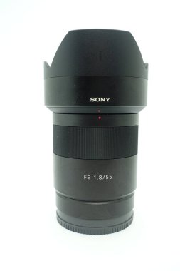 İzole edilmiş beyaz arka plana karşı bir zeiss 55mm f / 1.8 lens. Bu mercek sıkıştırıcı boyutu ve inanılmaz keskin optikleri nedeniyle çok popülerdir.