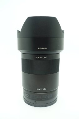 İzole edilmiş beyaz arka plana karşı bir zeiss 55mm f / 1.8 lens. Bu mercek sıkıştırıcı boyutu ve inanılmaz keskin optikleri nedeniyle çok popülerdir.