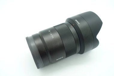 İzole edilmiş beyaz arka plana karşı bir zeiss 55mm f / 1.8 lens. Bu mercek sıkıştırıcı boyutu ve inanılmaz keskin optikleri nedeniyle çok popülerdir.
