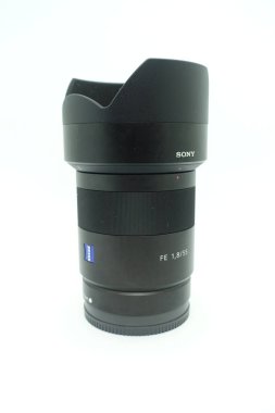 İzole edilmiş beyaz arka plana karşı bir zeiss 55mm f / 1.8 lens. Bu mercek sıkıştırıcı boyutu ve inanılmaz keskin optikleri nedeniyle çok popülerdir.