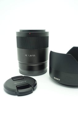 İzole edilmiş beyaz arka plana karşı bir zeiss 55mm f / 1.8 lens. Bu mercek sıkıştırıcı boyutu ve inanılmaz keskin optikleri nedeniyle çok popülerdir.