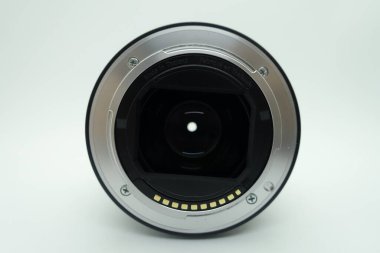 İzole edilmiş beyaz arka plana karşı bir zeiss 55mm f / 1.8 lens. Bu mercek sıkıştırıcı boyutu ve inanılmaz keskin optikleri nedeniyle çok popülerdir.
