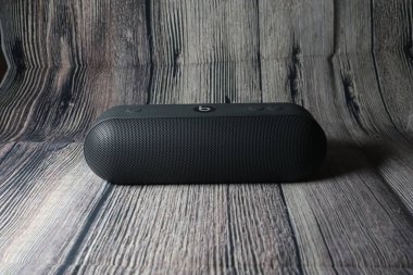 Gri renk, ahşap arka planda kablosuz hoparlörden daha iyi.