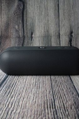 Gri renk, ahşap arka planda kablosuz hoparlörden daha iyi.