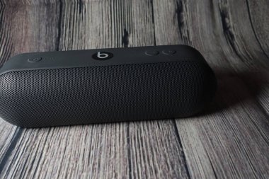 Gri renk, ahşap arka planda kablosuz hoparlörden daha iyi.