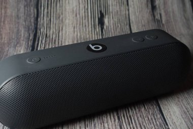 Gri renk, ahşap arka planda kablosuz hoparlörden daha iyi.