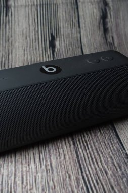 Gri renk, ahşap arka planda kablosuz hoparlörden daha iyi.