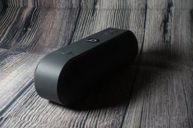 Gri renk, ahşap arka planda kablosuz hoparlörden daha iyi.