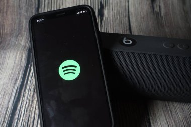 Bir iPhone 11 ekranı simgeyi yanında hap hoparlörünü vuruşuyla bozar