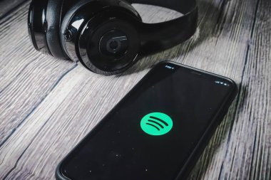 Bir iPhone 11 ekranı simgeyi kulaklıkla bozar, müzik dinlemek için mükemmeldir.