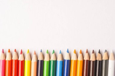 Beyaz arkaplanda izole edilmiş renkli kalemler