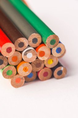 Beyaz arkaplanda izole edilmiş renkli kalemler