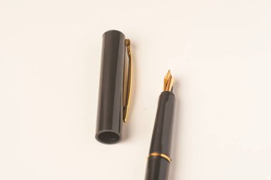 Kaligrafi kalemi beyaz arkaplanda izole edildi