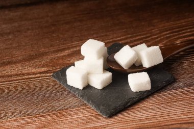 Tahta kaşıklı küp şekerler. Sağlıksız yeme konsepti