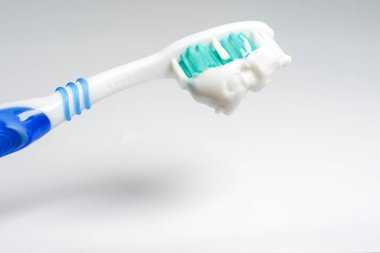 Diş fırçası ve diş macunu Beyaz Arkaplanda izole edildi