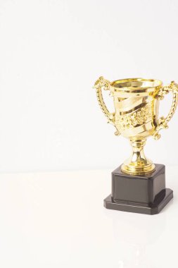 Beyaz arkaplana karşı kupa kopyası izole edilmiş.