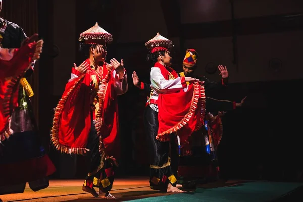 Una Danza Tradicional Sarawakian Por Pueblo Sarawakian Aldea Cultural Sarawak — Foto de Stock