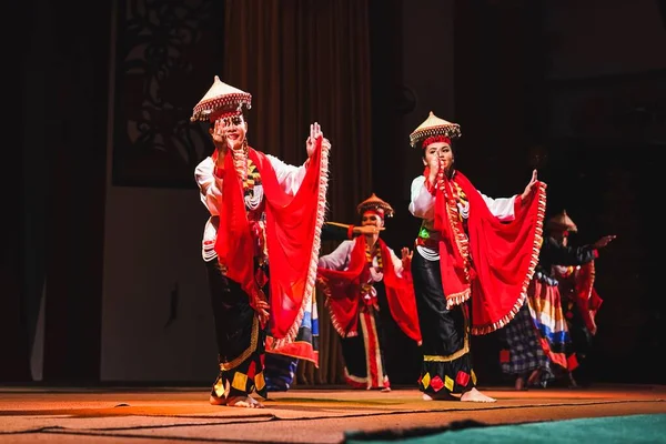 Sarawakian halkının Sarawak Kültür Köyündeki Geleneksel Sarayı Dansı