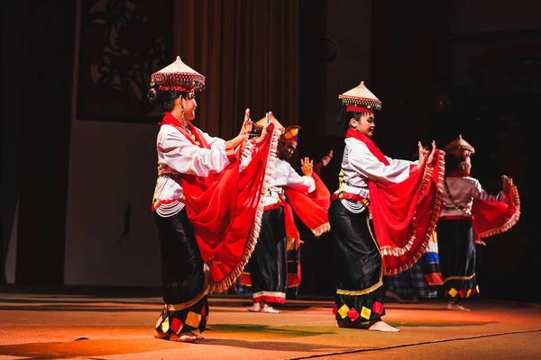 Uma Dança Tradicional Sarawakian Pelo Povo Sarawakian Vila Cultural Sarawak — Fotografia de Stock