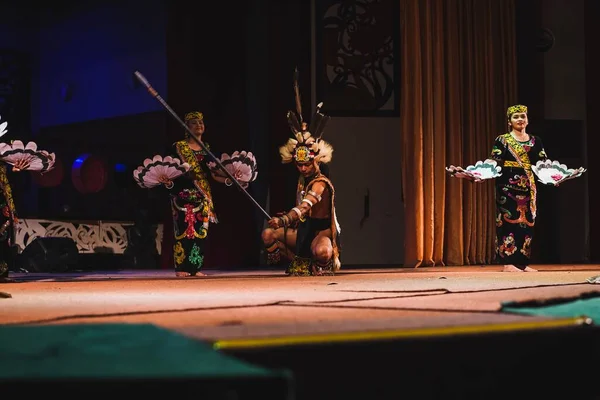Παραδοσιακός Χορός Sarawakian Του Orang Ulu Ενός Από Τους Ντόπιους — Φωτογραφία Αρχείου