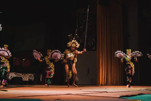 沙捞越地方民族之一奥朗 乌卢的沙捞越传统舞蹈 — 图库照片