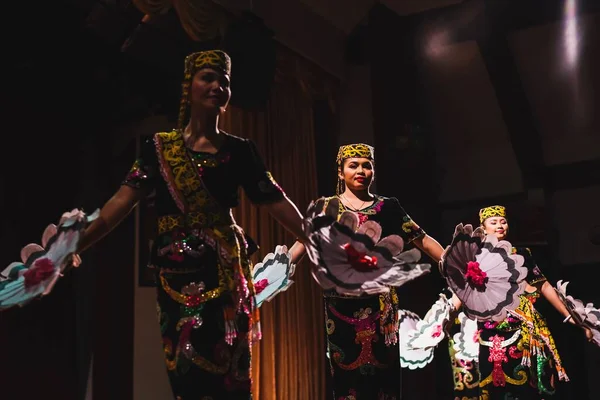 Sarawakijski Tradycyjny Taniec Orang Ulu Jednego Miejscowych Etnicznych Mieszkańców Sarawak — Zdjęcie stockowe