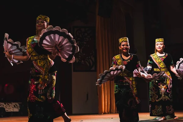 Danse Traditionnelle Sarawakienne Orang Ulu Une Des Ethnies Locales Sarawak — Photo