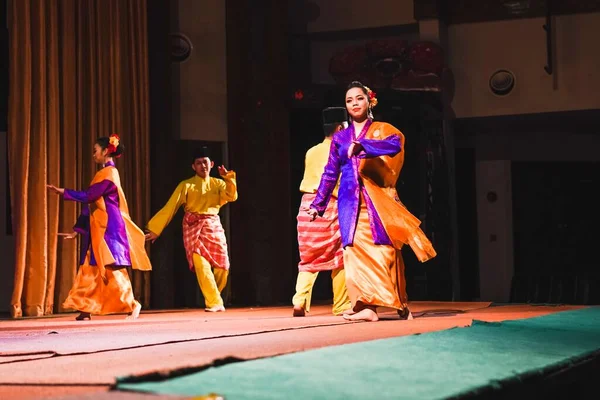 沙捞越文化村沙捞越马来人的沙捞越传统舞蹈 — 图库照片