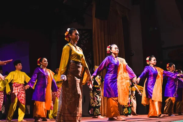 Una Danza Tradizionale Sarawakiana Dai Malesi Sarawakiani Nel Villaggio Culturale — Foto Stock