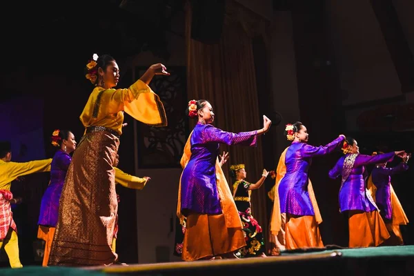 Una Danza Tradizionale Sarawakiana Dai Malesi Sarawakiani Nel Villaggio Culturale — Foto Stock