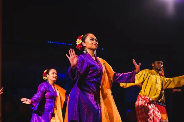 Саравакский Традиционный Танец Малайцев Саравакяна Саравакской Культурной Деревне — стоковое фото