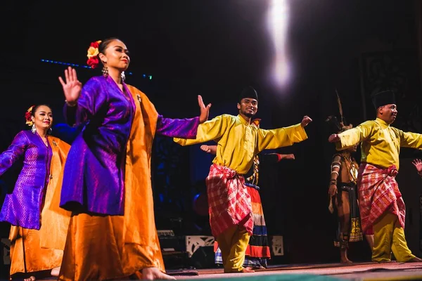 Une Danse Traditionnelle Sarawakienne Par Les Malais Sarawakiens Dans Village — Photo