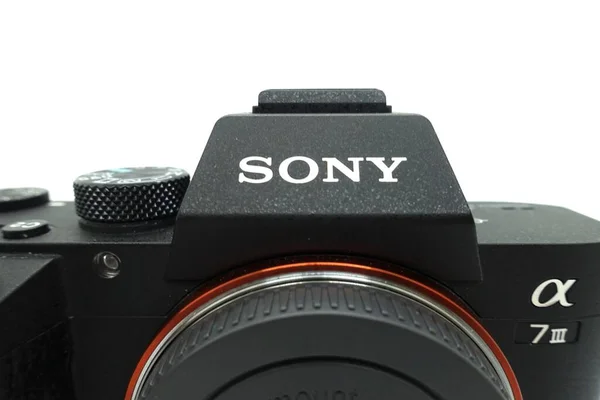 Sony Mark Iii Tegen Geïsoleerde Witte Achtergrond Deze 2018 Spiegelloze — Stockfoto