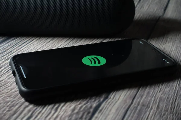 Ein Iphone Bildschirm Mit Spotify Symbol Und Beatpille Lautsprecher Daneben — Stockfoto