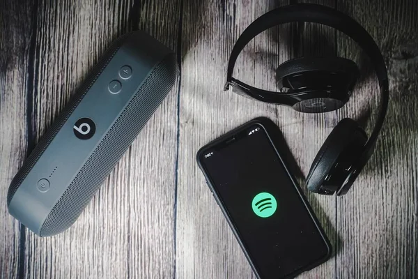 Bir Iphone Ekranı Simgeyi Kulaklıkla Bozar Müzik Dinlemek Için Mükemmeldir — Stok fotoğraf