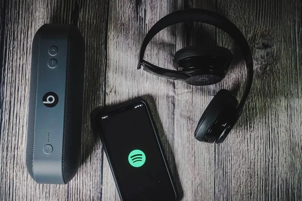 Écran Iphone Montrant Icône Spotify Avec Écouteur Beats Parfait Pour — Photo