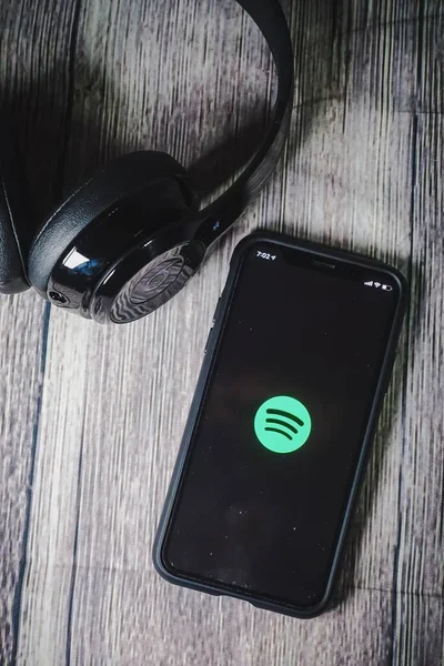 Bir Iphone Ekranı Simgeyi Kulaklıkla Bozar Müzik Dinlemek Için Mükemmeldir — Stok fotoğraf