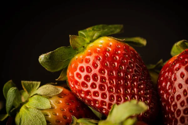 Fraises Fraîches Servies Dans Bol Bois Fermées Foyer Sélectif — Photo