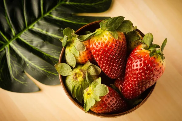 Fraises Fraîches Servies Dans Bol Bois Fermées Foyer Sélectif — Photo