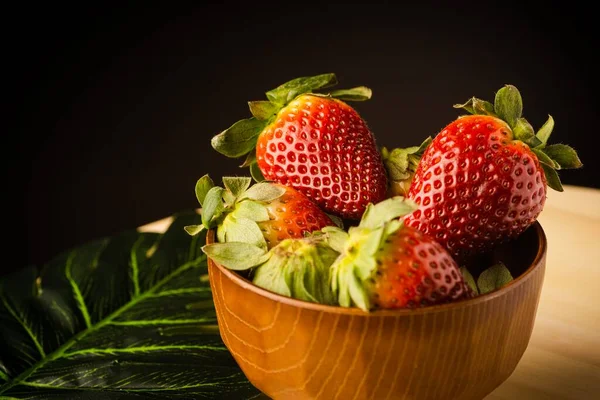 Fraises Fraîches Servies Dans Bol Bois Fermées Foyer Sélectif — Photo