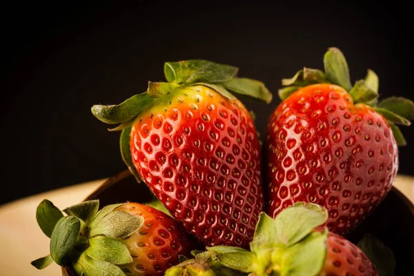 Fraises Fraîches Servies Dans Bol Bois Fermées Foyer Sélectif — Photo