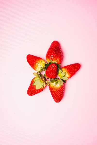 Flache Lagekomposition Von Erdbeeren Mit Rosa Hintergrund Draufsicht Kopierfläche Für — Stockfoto