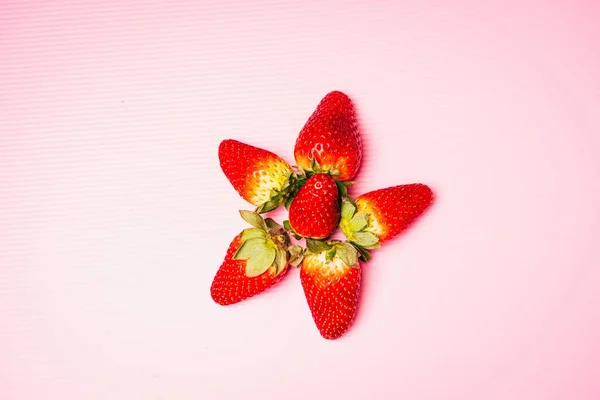 Flache Lagekomposition Von Erdbeeren Mit Rosa Hintergrund Draufsicht Kopierfläche Für — Stockfoto