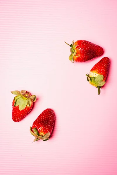 Composition Plate Des Fraises Avec Fond Rose Vue Dessus Espace — Photo