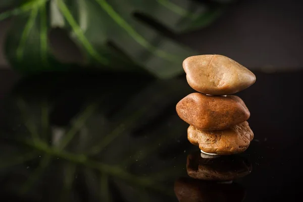 Zen Kavramı Siyah Arkaplana Karşı Sıralanmış Taşlar — Stok fotoğraf