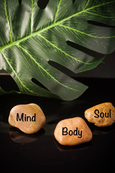 Zen Konzept Schriftzüge Für Geist Körper Und Seele Auf Steinen — Stockfoto